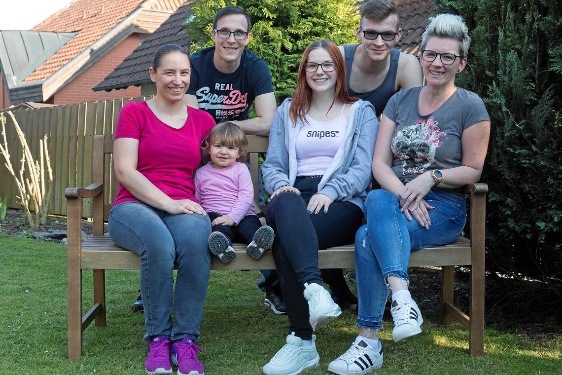 Die Familie Jack und Daubner pflegt ein gutes Miteinander. Auf der Bank im Garten treffen sich (von links, hinten) Oliver Daubner und André Daubner sowie (vorne) Jasmin Jack, Malia Jack, Ciara Daubner sowie Christine Daubner. Foto: J. Fiedler