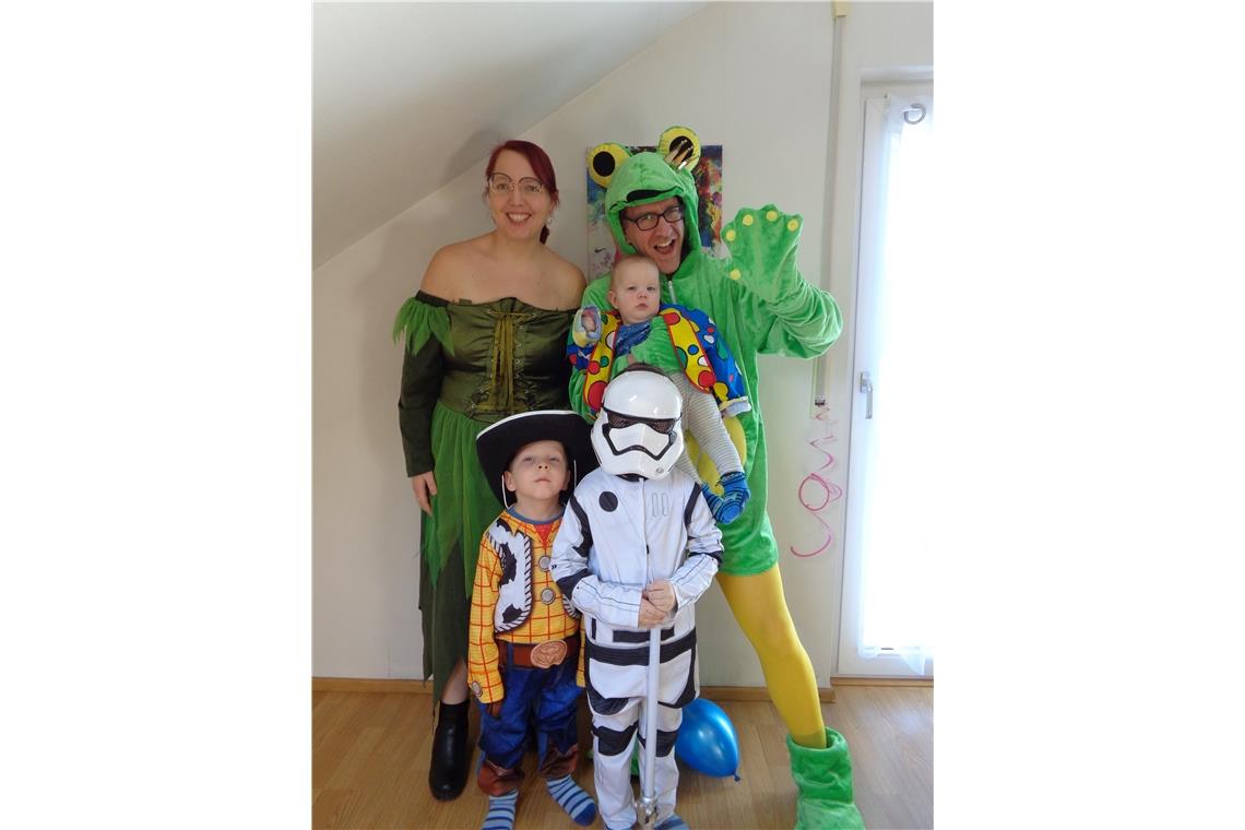 Die Familie Menzel feiert Fasnet zuhause. Die Eltern Steffen (34) und Monika (30...