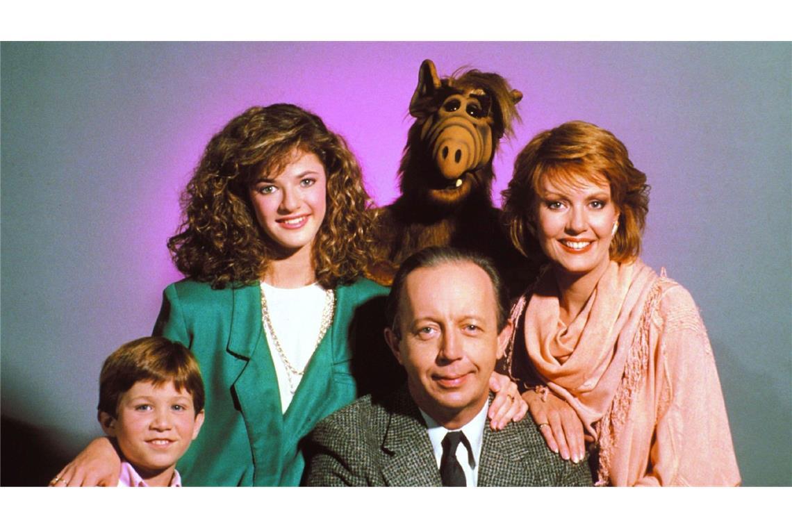Die Familie Tanner mit Vater Willie Tanner (Max Wright, M), Mutter Kate (Anne Schedeen), Tochter Lynn (Andrea Elson) und Brian Tanner (Benji Gregory) in einer Szene der Serie „Alf“.