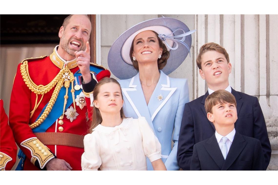 Die Familie Wales beim „Fly Over“ - Prinz William, Prinzessin Kate, der zwölfjährige George, Charlotte (10) und der acht Jahre alte Louis (rechts vorne).