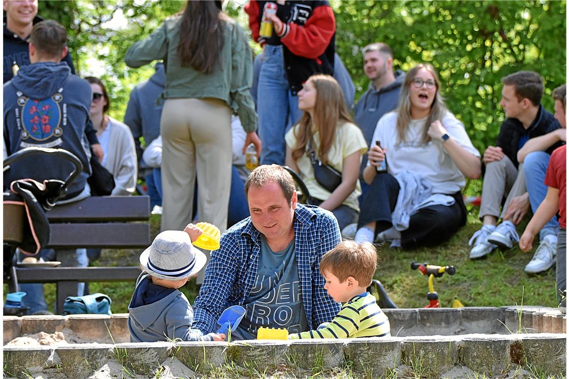 Die Familien mit kleinen Kindern zog es reihenweise auf den Ebersberg.