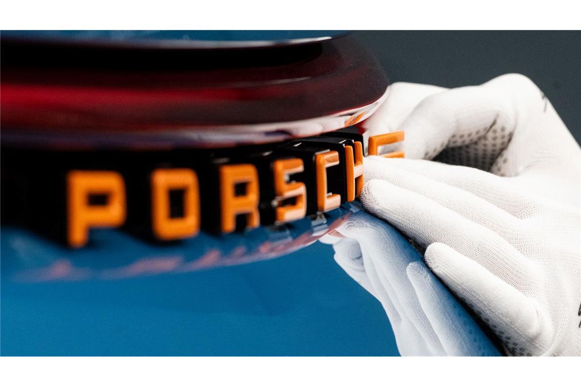 VW-Dachgesellschaft mit Milliardenverlust zu Jahresbeginn Die Familien Porsche und Piëch hatten sich 2022 auch eine Sperrminorität beim Sportwagenbauer Porsche gesichert. (Archivbild)