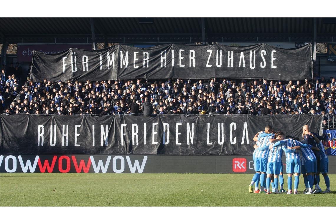 Fans gedenken dem getöteten Luca mit einer Choreografie Die Fans der Stuttgarter Kickers gedachten dem getöteten Luca mit einer Choreografie.