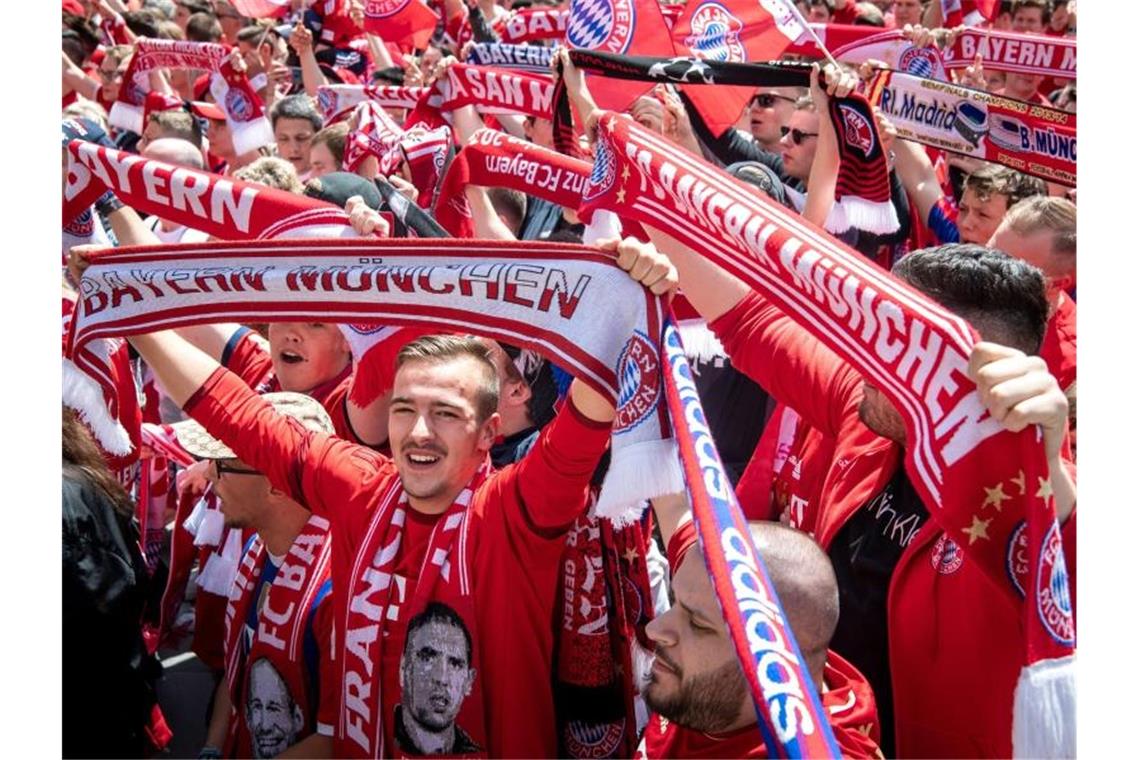 Die Fans des FC Bayern München feiern vor dem Rathaus am Marienplatz das Team. Foto: Sina Schuldt