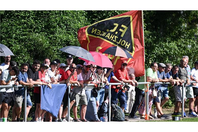 Die Fans des FC Holzhausen freuen sich auf das Duell gegen die Stuttgarter Kickers.
