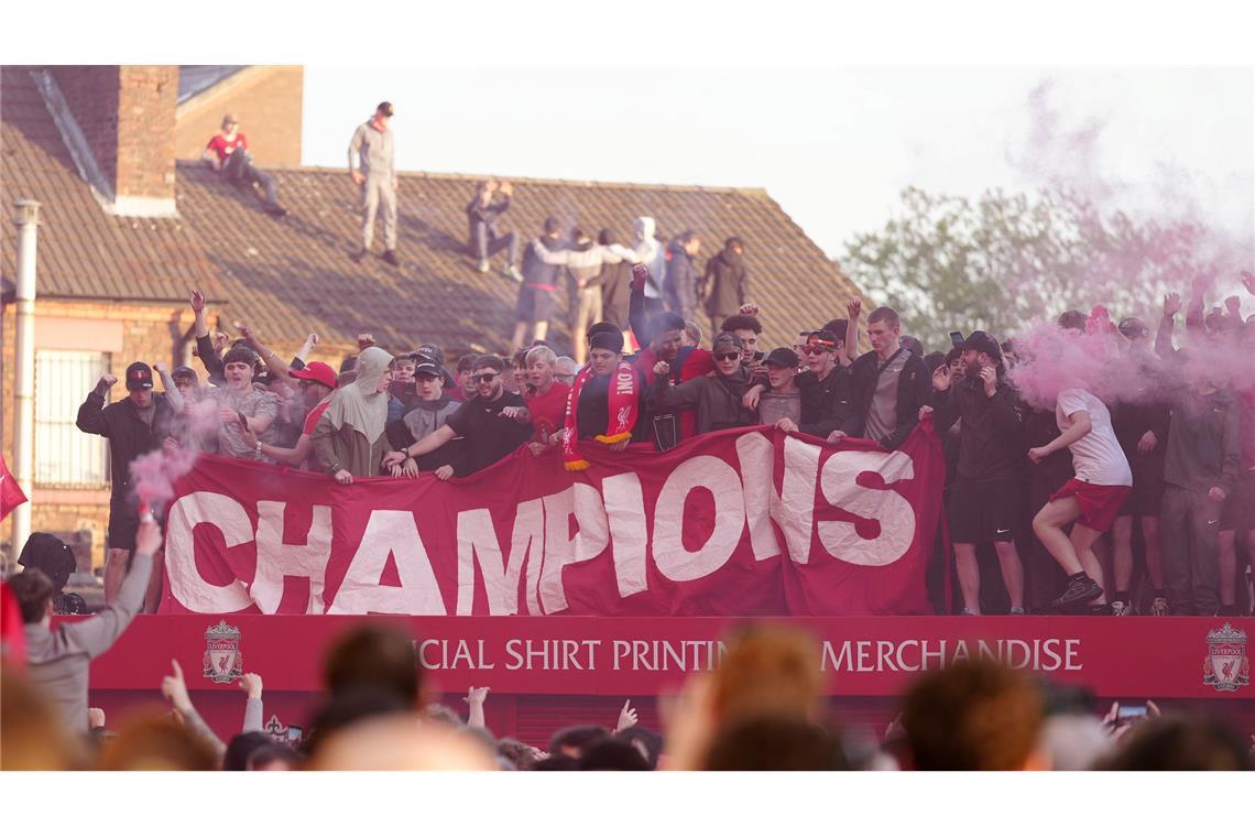 Die Fans des FC Liverpool feierten den Gewinn der Meisterschaft ausgelassen.