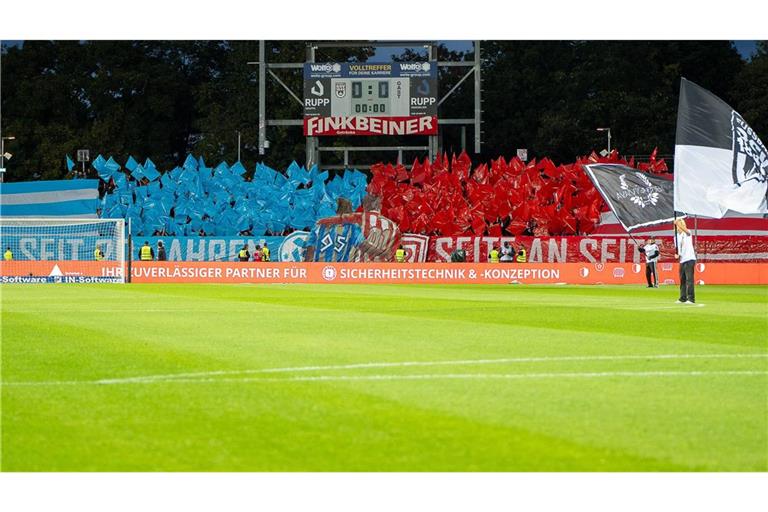 Die Fans des SSV Jahn Regensburg und der Stuttgarter Kickers feiern ihre Freundschaft.   
Foto:  IMAGO / Eibner