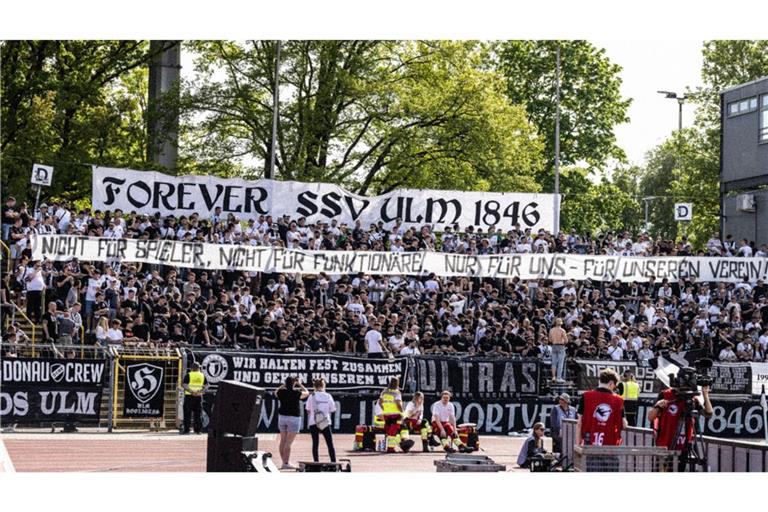 Die Fans des SSV Ulm 1846 müssen sich endgültig mit dem Abstieg in die Regionalliga abfinden.          


Archivfoto: IMAGO/Lucca Fundel