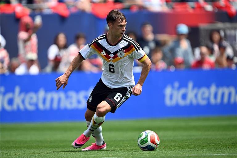 Die Fans fiebern dem deutschen WM-Spiel mit Joshua Kimmich gegen Ecuador entgegen.