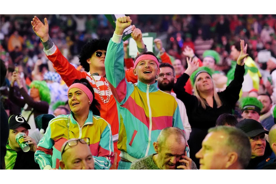 Beginn einer Ära: Weltmeister Littler pulverisiert Rekorde Die Fans genießen die Show von Littler und van Gerwen.