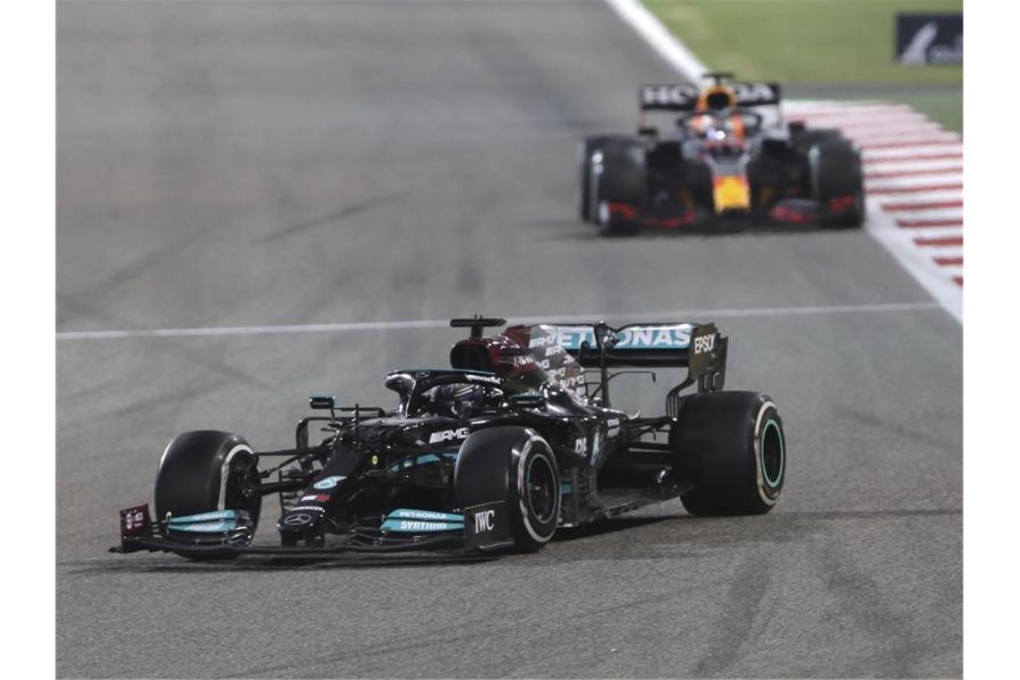 Die Fans hoffen auf eine Fortsetzung des Duells von Max Verstappen (hinten) gegen Weltmeister Lewis Hamilton. Foto: Kamran Jebreili/AP/dpa