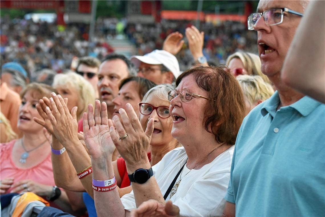 Die Fans in der ersten Reihe sind textsicher und treu:"Schenk mir einen Stern".