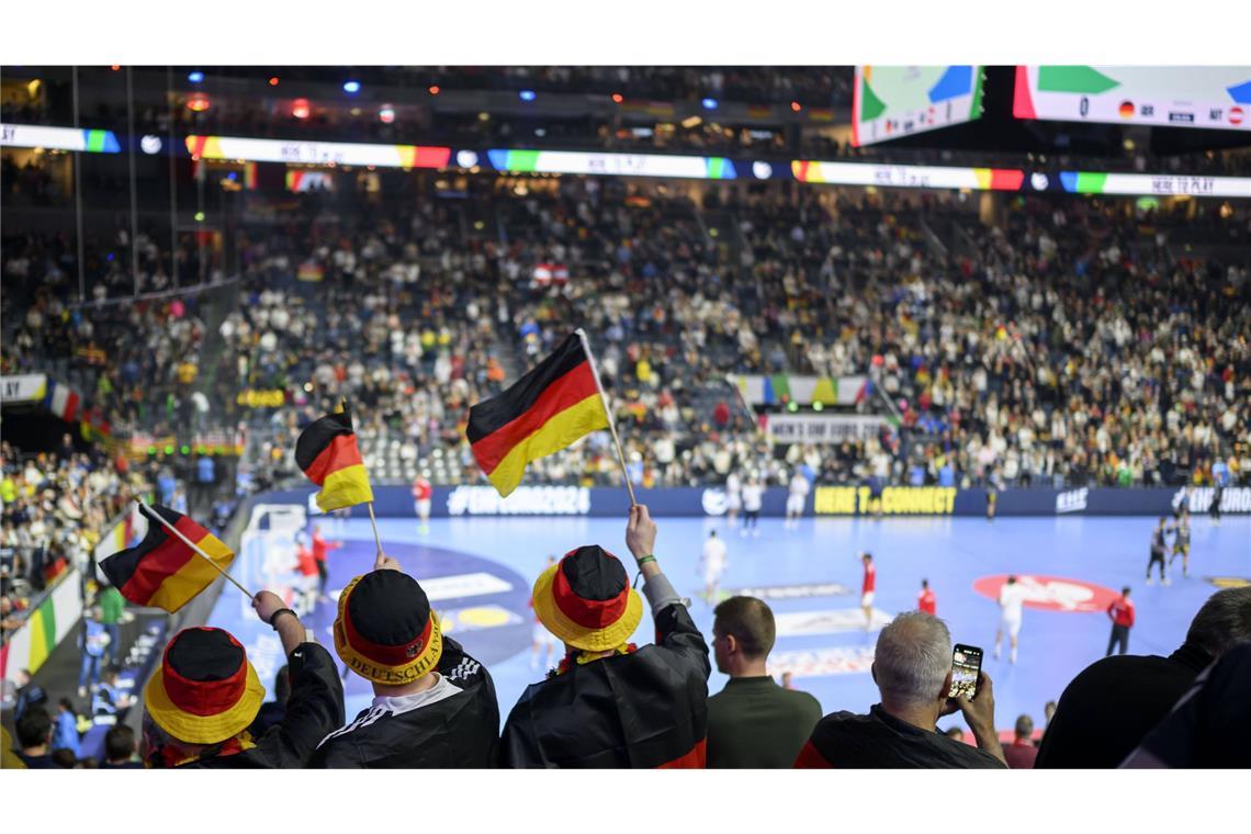 Die Fans in der Kölner Arena feiern sich selbst und feuern die Mannschaft an.