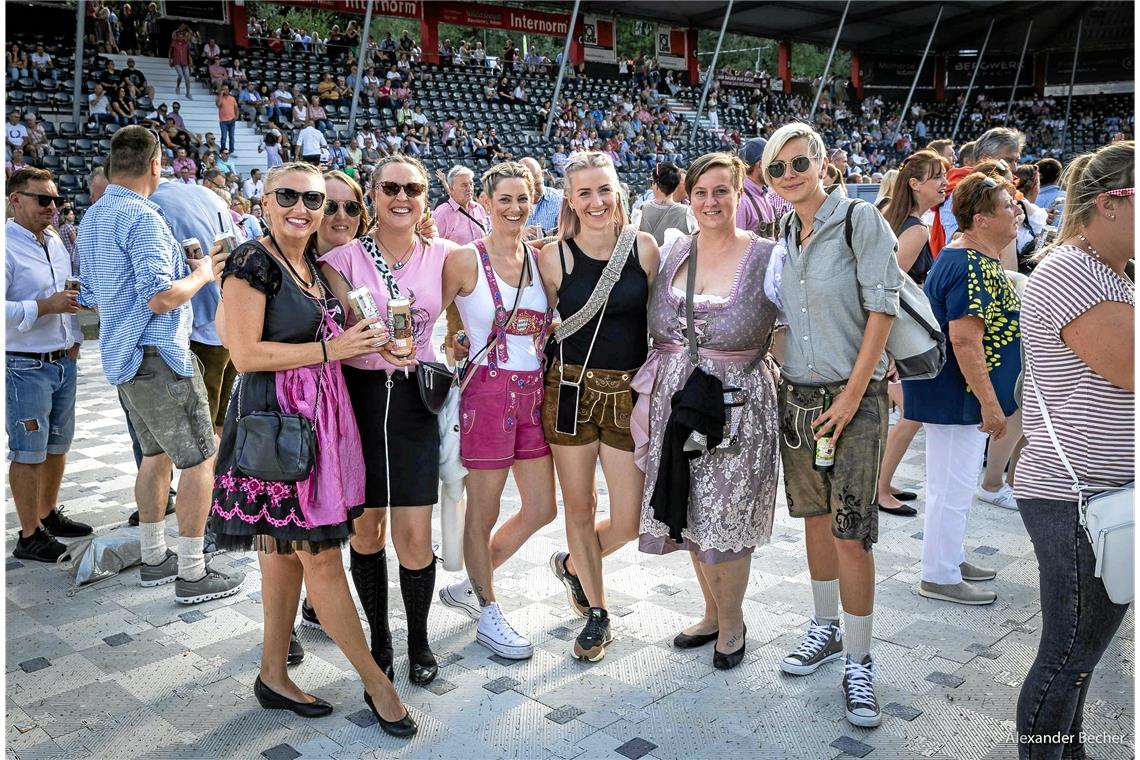 Farbenfrohe Gabalier-Fans mit guter Laune Die Fans kleiden sich für ihren „Andi“ in Dirndl und Lederhosen. Foto: Alexander Becher