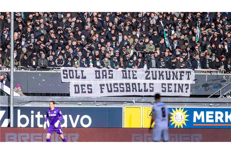 Die Fans protestieren weiter gegen die geplanten Maßnahmen der Politik in Fußball-Stadien.