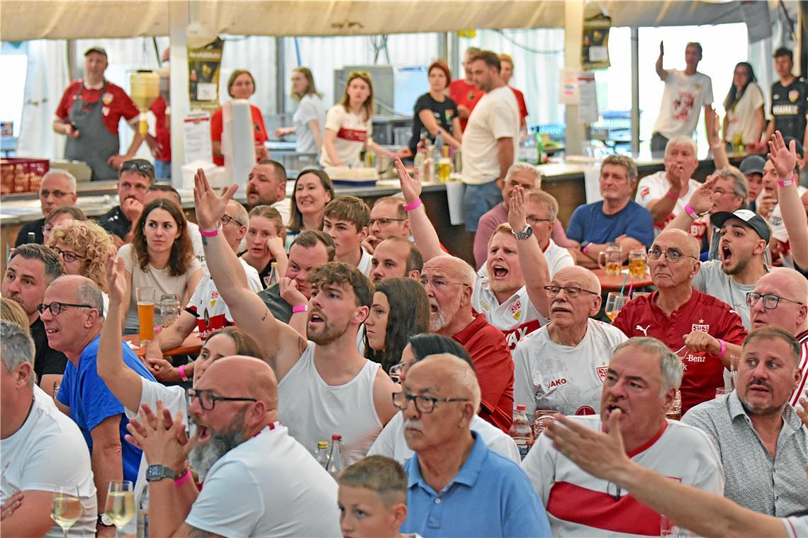 Die Fans sind manchmal mit der Schiedrichterentscheidung nicht wirklich einverst...