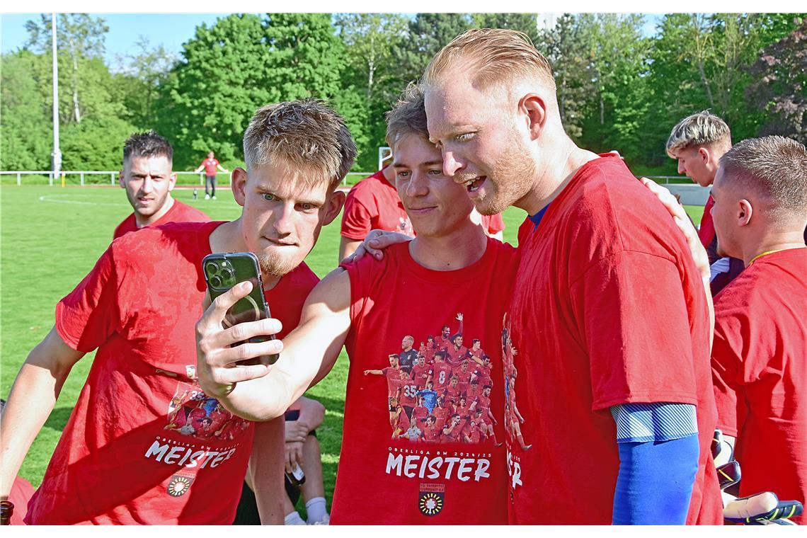 Die Fans sind über Social Media hautnah dabei. Live von der Party aus dem Stadio...