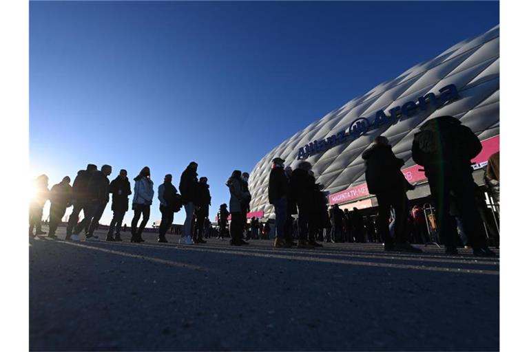 Die Fans stehen vor der Allianz Arena an. Foto: Sven Hoppe/dpa