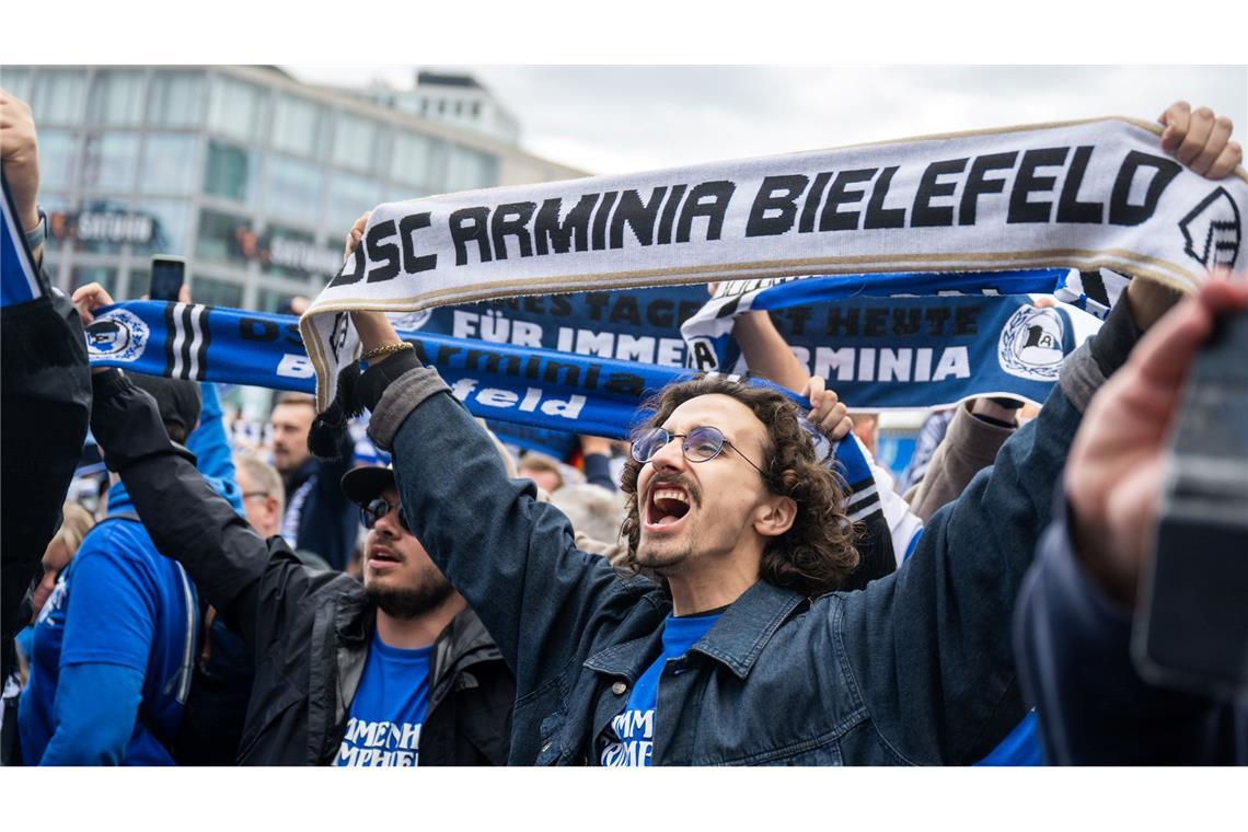 Bilder des Tages Die Fans von Arminia Bielefeld feiern vor dem Spiel auf dem Alexanderplatz.