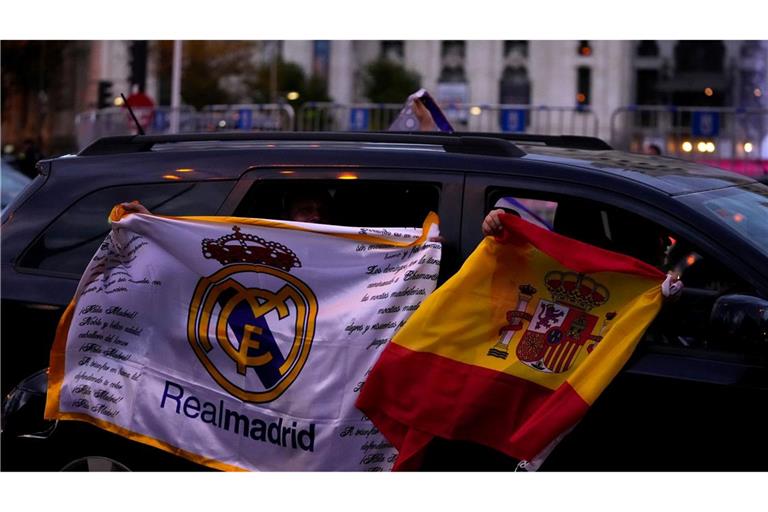 Die Fans von Real Madrid feiern auf dem Cibeles-Platz nachdem ihre Mannschaft den Titel in der La Liga gewonnen hat.