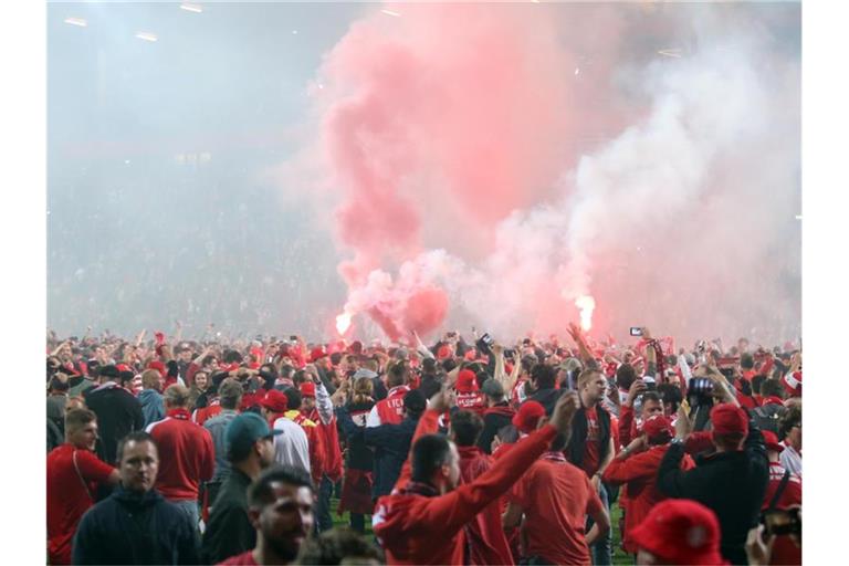 Die Fans von Union stürmen den Platz. Der 1. FC Union Berlin hat erstmals den Aufstieg in die Fußball-Bundesliga geschafft. Foto: Andreas Gora