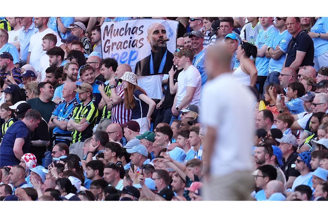 Die Fans würdigten ihren Erfolgscoach Pep Guardiola zum Abschied mit Transparenten.