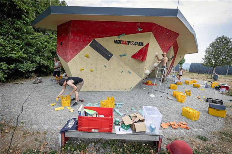 Die Farben kennzeichnen die Routen. Griff für Griff entstehen über 70 neue Boulderrouten in Allmersbach. Fotos: Alexander Becher