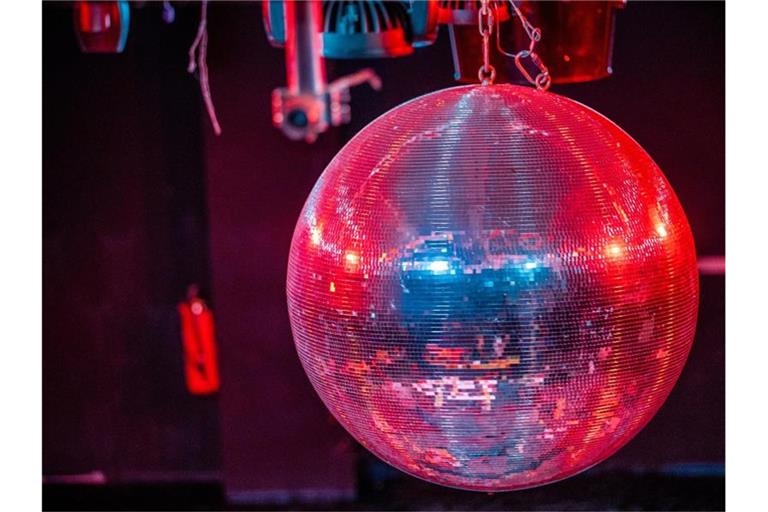 Die farbig beleuchtete Discokugel dreht sich über der Tanzfläche. Foto: Jens Büttner/dpa-Zentralbild/dpa/Symbolbild
