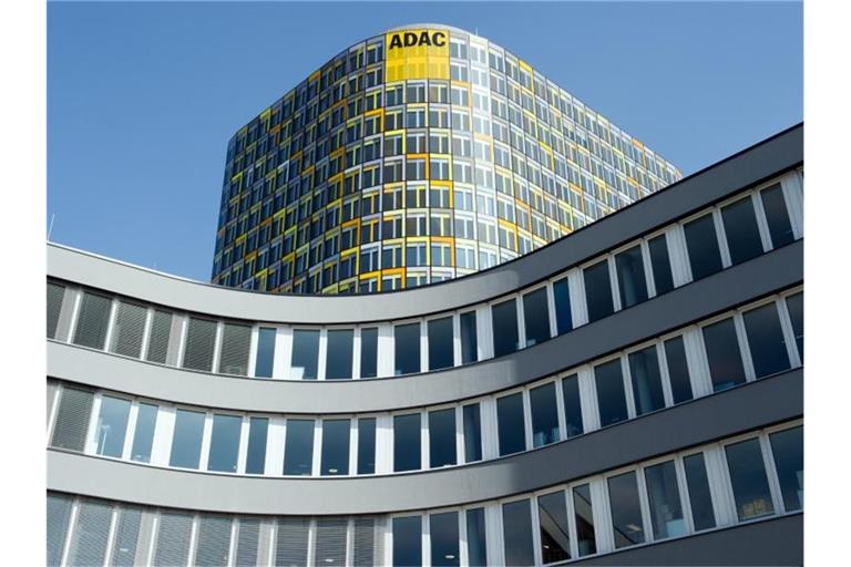 Die Fassade der Deutschland-Zentrale des ADAC. Der ADAC lässt seine millionenfach gedruckte Zeitschrift „Motorwelt“ künftig als Auftragswerk vom Medienkonzern Burda produzieren und vermarkten. Foto: Peter Kneffel