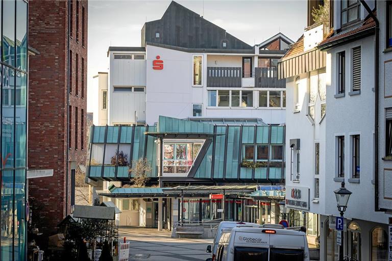 Die Fassade der Kreissparkasse bleibt, wie sie ist, die Investitionen konzentrieren sich auf die Innenräume. Foto: Alexander Becher