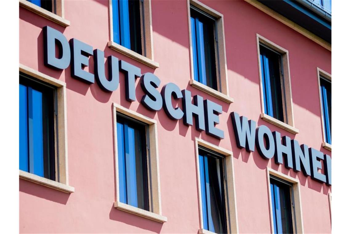 Grünes Licht für Fusion von Vonovia und Deutsche Wohnen Die Fassade der Zentrale der börsennotierten Wohnungsgesellschaft Deutsche Wohnen SE in Berlin. Foto: Christoph Soeder/dpa