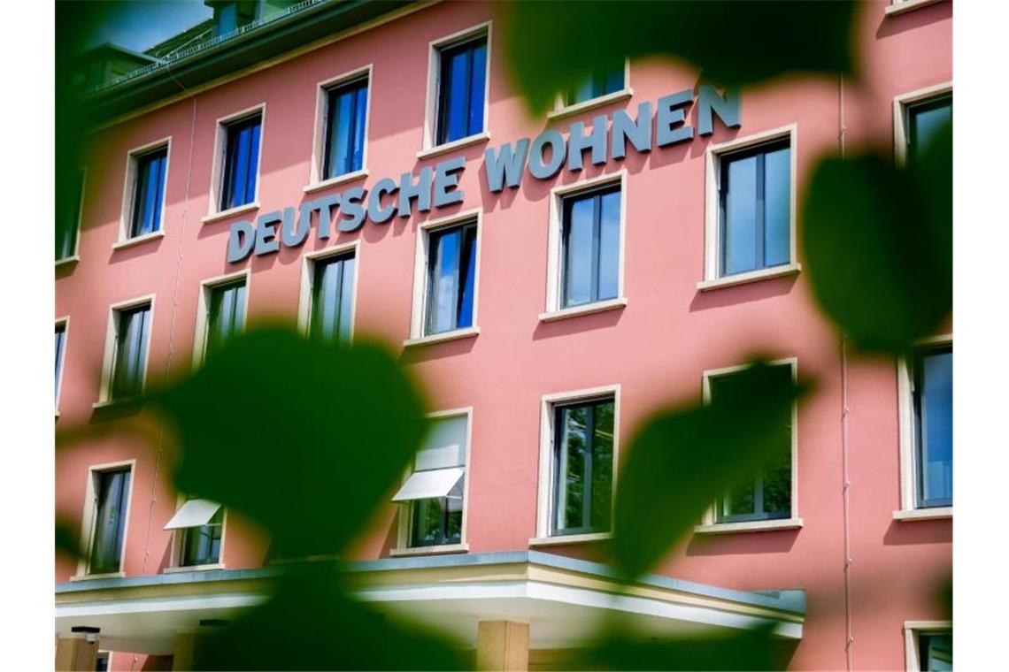 Die Fassade der Zentrale der börsennotierten Wohnungsgesellschaft Deutsche Wohnen SE in Berlin. Foto: Christoph Soeder/dpa
