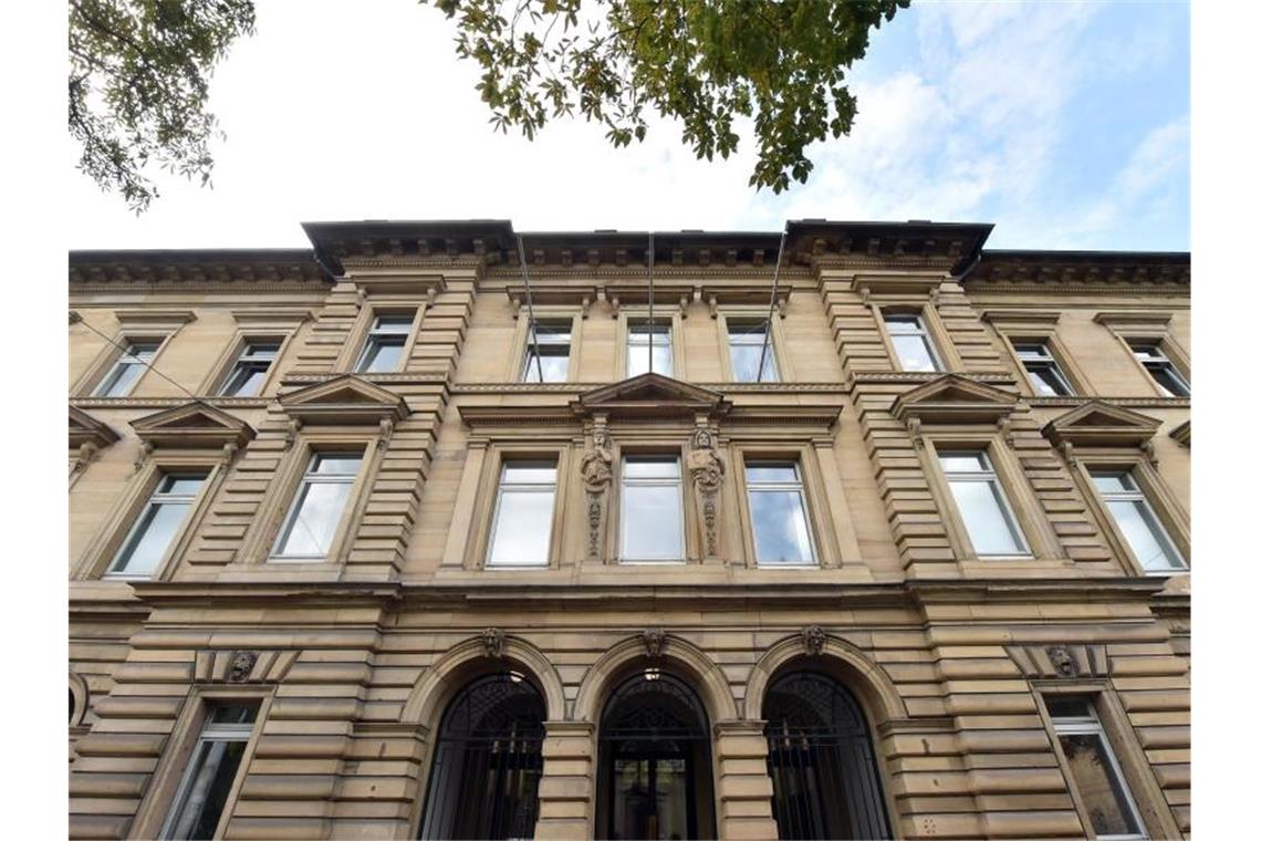 Die Fassade des Landgericht Karlsruhe. Foto: Uli Deck/dpa/Archivbild