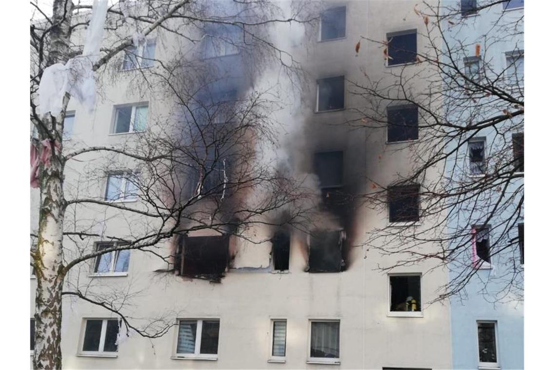 Die Fassade des Mehrfamilienhauses in Blankenburg ist rauchgeschwärzt. Foto: Polizeiinspektion Magdeburg/dpa