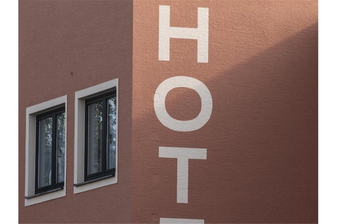 Die Fassade eines Hotels. Foto: Boris Roessler/dpa/Symbolbild