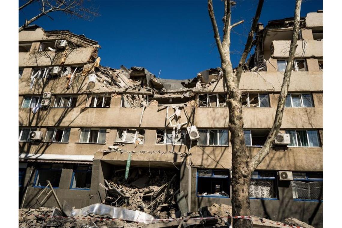 Die Fassade eines von einer russischen Rakete zerstörten Hotels in Mykolaiw, Ukraine. Foto: Vincenzo Circosta/ZUMA Press Wire/dpa