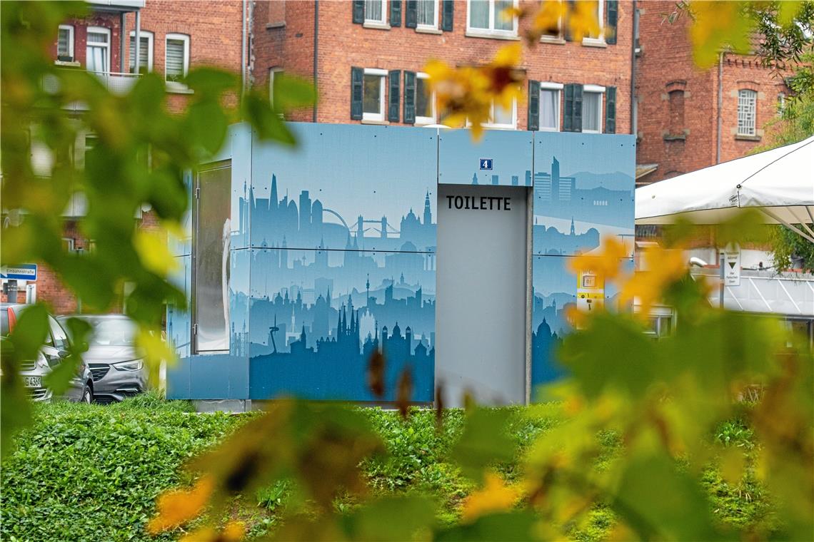 Die Fassade mit Silhouetten von europäischen Großstädten wurde nach einem Entwurf des Grafikers Hellmut G. Bomm gestaltet. Foto: A. Becher