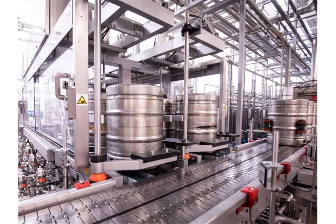 Brauer füllen nach langer Pause wieder Bier in Fässern ab Die Fassbierabfüllungen in den Brauereien laufen wieder an. Foto: Christian Charisius/dpa
