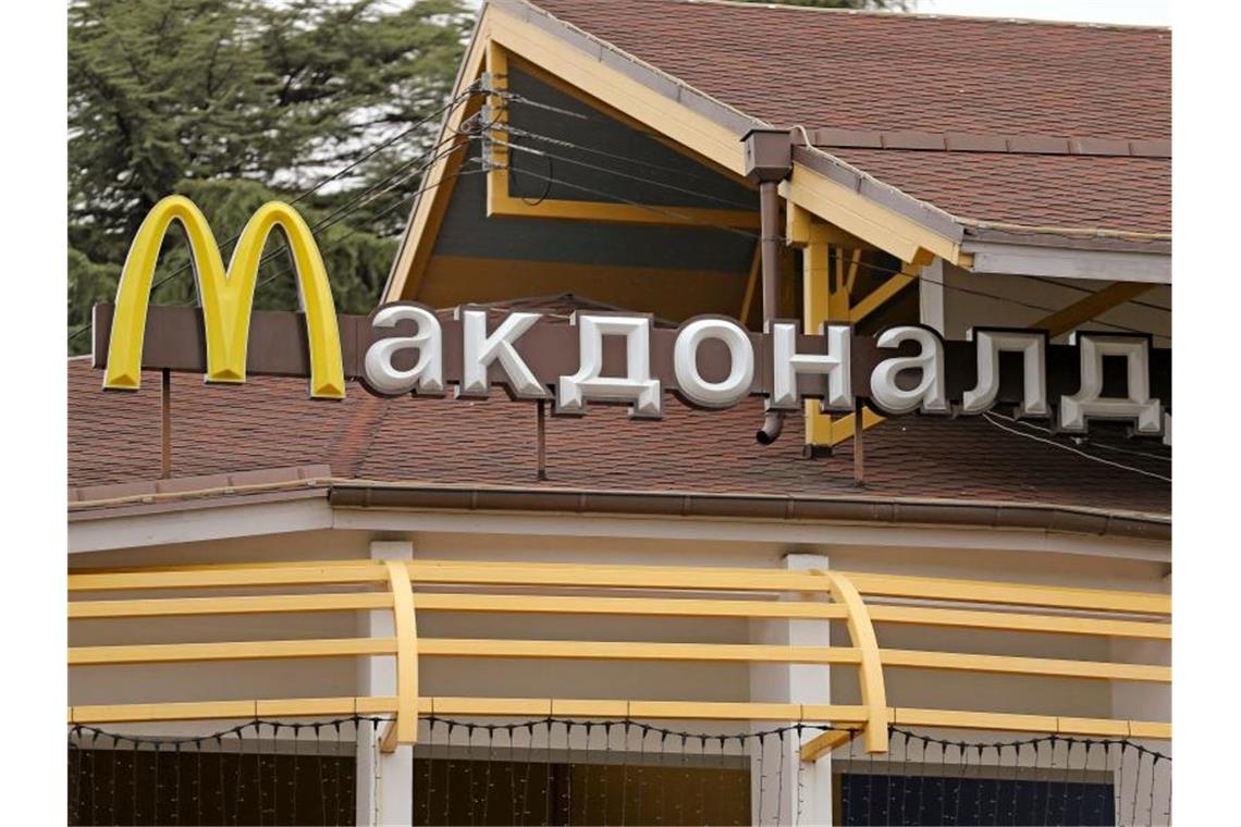 Die Fast-Food-Kette McDonald's schließt in Russland zeitweise ihre 850 Filialen. Foto: Jan Woitas/Zentralbild/dpa