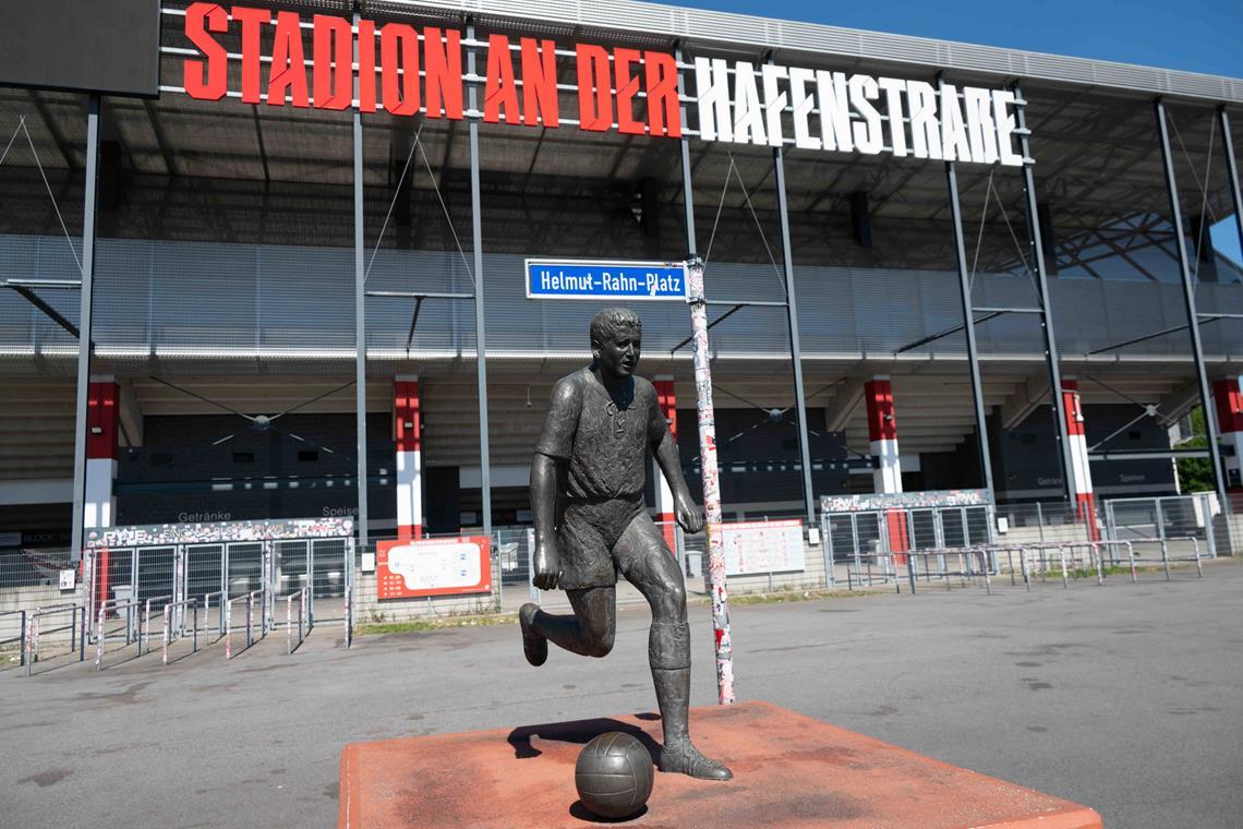 Die fast lebensgroße Bronzestatue von „Boss“ Helmut Rahn auf dem nach ihm benannten Platz vor dem Essener Stadion. Foto: Imago
