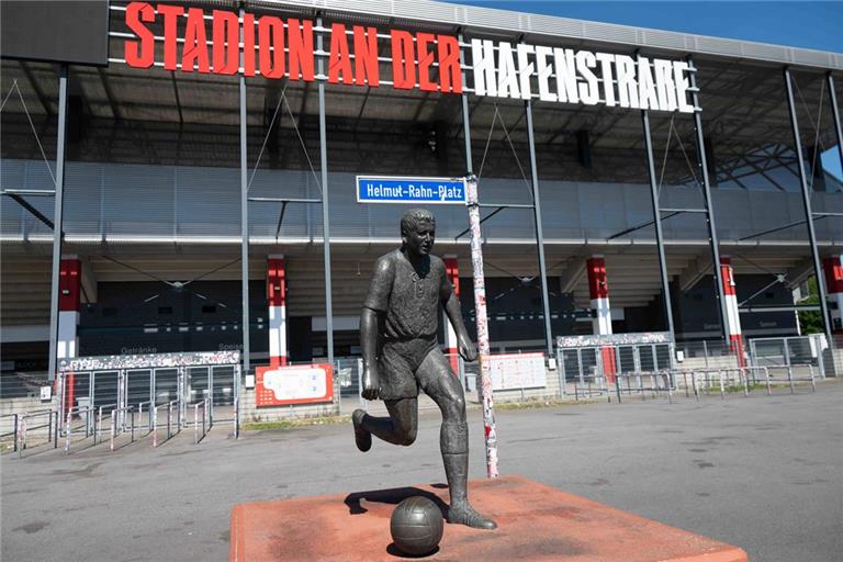 Die fast lebensgroße Bronzestatue von „Boss“ Helmut Rahn auf dem nach ihm benannten Platz vor dem Essener Stadion. Foto: Imago