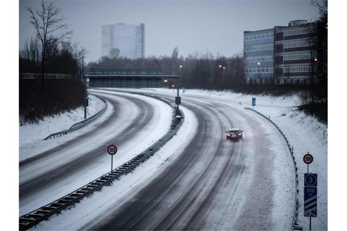 Die fast leere Autobahn A516 bei Oberhausen. Viele Menschen sind den Appellen der Behörden gefolgt und zu Hause geblieben. Foto: Fabian Strauch/dpa