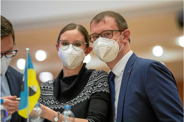 Die Feier muss noch warten: Maximilian Friedrich am Wahlabend mit Ehefrau Kerstin im Backnanger Bürgerhaus. Foto: A. Becher