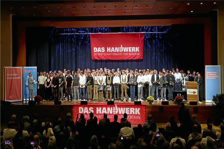 Die feierliche Lossprechungsfeier im Bürgerzentrum in Waiblingen: 196 Junghandwerker erhalten ihre Gesellenbriefe. Foto: Benjamin Buettner