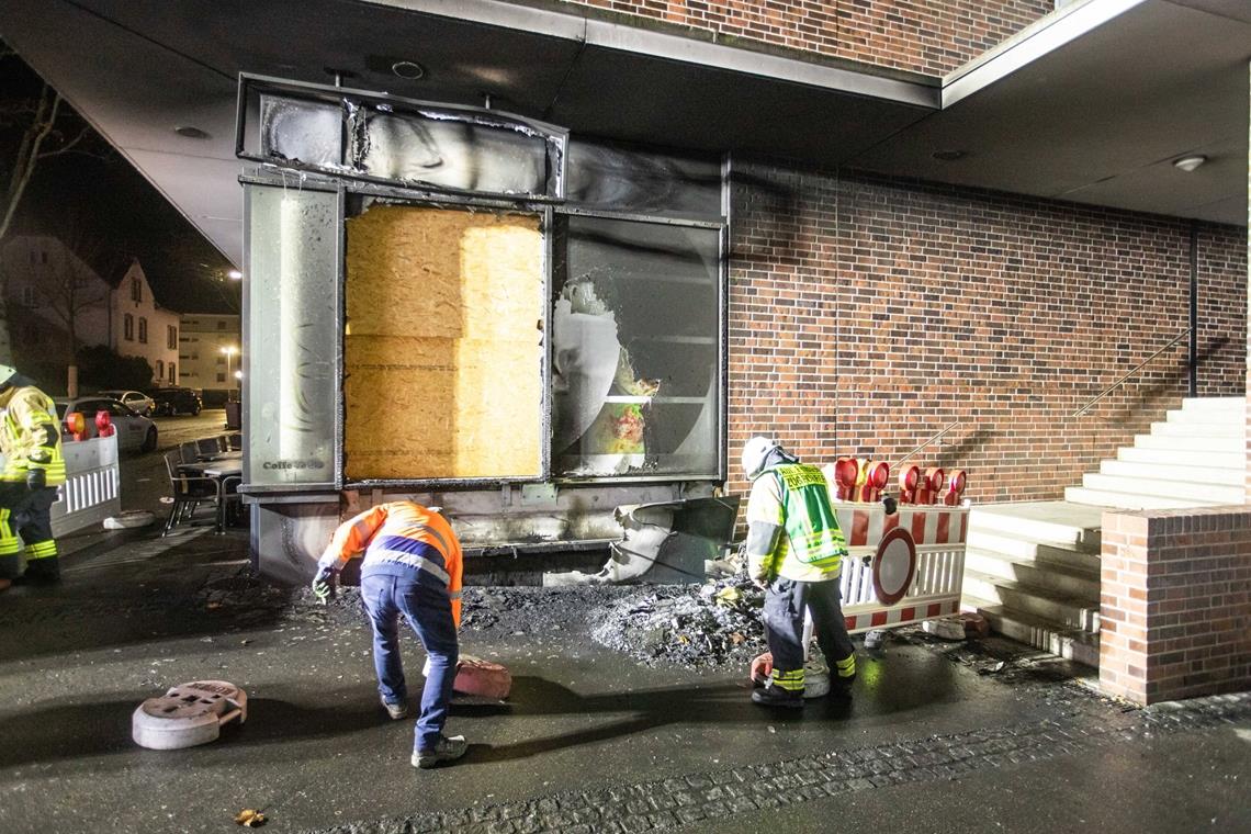 Die Fellbacher Feuerwehr ist am späten Dienstagabend zu einem Brand gerufen worden, bei dem zunächst Tische und Stühle eines Gastronomiebetriebes in Brand geraten waren. Auch das Gebäude wurde beschädigt. Foto: 7aktuell/Simon Adomat