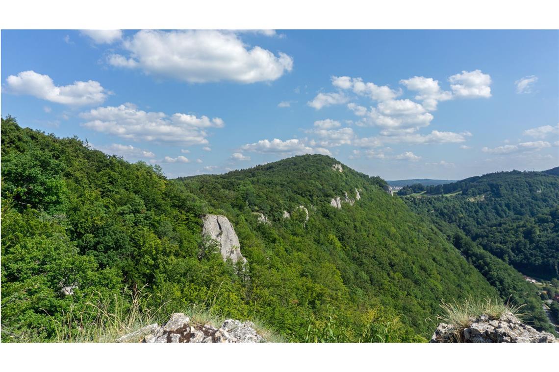 6 x 60 Kilometer Laufen – mit einem guten Essen kein Problem Die Felsen am Traifelberg sind allesamt Aussichtsbalkone auf das gegenüberliegende Schloss Lichtenstein.