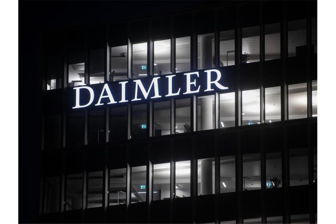 Daimler muss wohl noch ein bisschen mehr sparen Die Fenster an der Konzernzentrale der Daimler AG in Untertürkheim sind beleuchtet. Foto: Marijan Murat/dpa