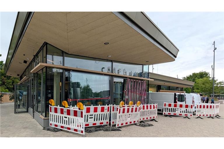 Die Fenster des Cafés am See beim Tübinger Busbahnhof am Europaplatz waren aus dem falschen Glas gefertigt. Jetzt müssen sie ausgetauscht werden.​