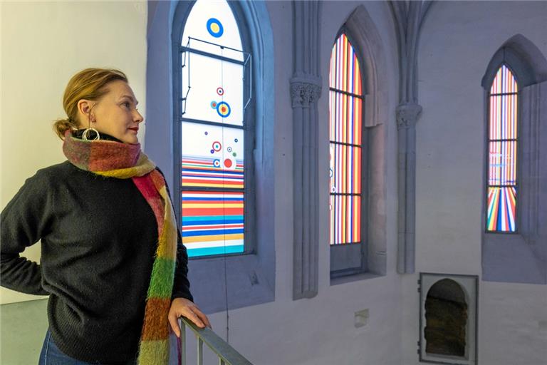 Die Fenster des gotisches Chors der Backnanger Galerie hat die Berliner Künstlerin Brigitte Waldach mit bunten Folien bestückt. Damit thematisiert sie ein Europa der Zukunft. Foto: Alexander Becher