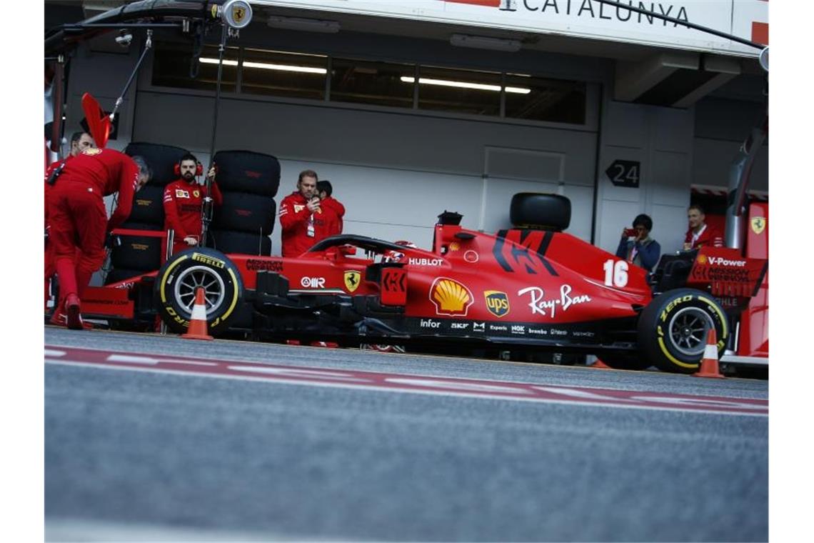 Die Ferrari-Boxencrew arbeitet am Boliden von Charles Leclerc. Foto: Joan Monfort/AP/dpa